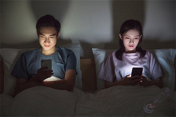 当你在深夜刷手机时，你的生育能力正在被悄悄“格式化”